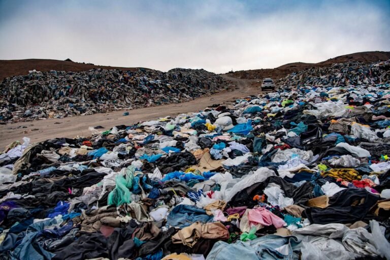 Les déchets textiles finissent la plupart du temps dans des décharges.